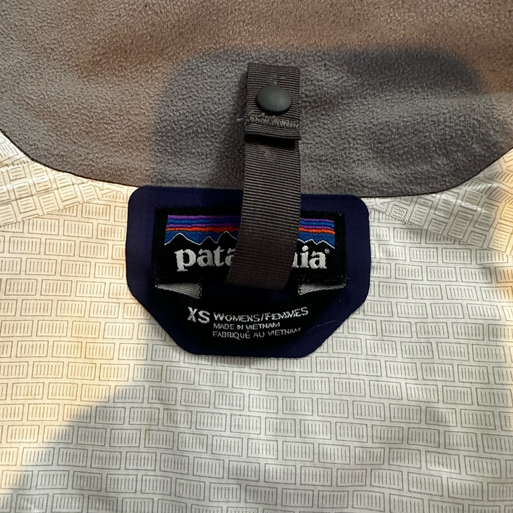 Patagonia Women’s Torrentshell Rain Jacket - Picture 10 of 10